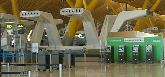 Mostradores auto-check-in junto a los mostradores  de American Airlines en el aeropuerto Madrid Barajas