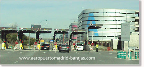 Entrada a los edificios de aparcamiento Madrid Barajas y larga estancia